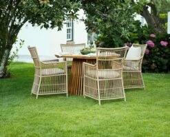 HOLTE Ø120 Bord Hårdträ + 4 FJELLERUP Stol Natur -UteLuxe Butik 201803